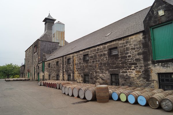 Das Warenlager der Benriach Whisky Destillerie von außen.