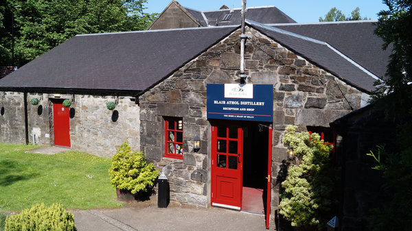 Der Eingangsbereich zum Shop der Blair Athol Whisky Brennerei in Pitlochry, Schottland
