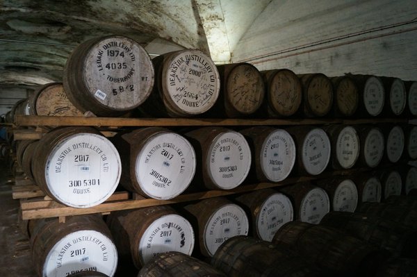 Das Whisky Fasslager, Warehouse in der Deanston Destillerie in den Highlands.