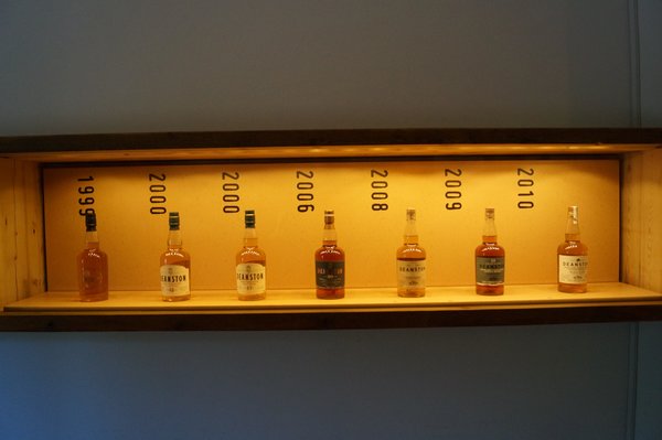 Einige Deanston Whiskys von 1999 bis 2010 in der Deanston Brennerei.