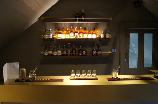 Der Barbereich in der Whiskybrennerei Strathisla an der Speyside
