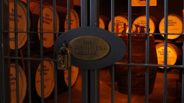 Der verschlossene Fasskeller bei der Whiskybrennerei Glenlivet