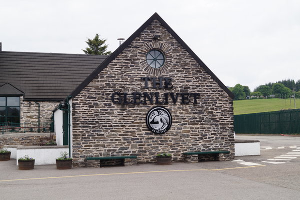 Eingangsbereich der Glenlivet Single Malt Whisky Brennerei aus der Speyside in Schottland.