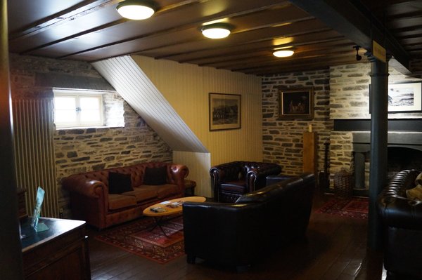 Der Loungebereich mit seinen Ledersesseln bei Glenlivet in Schottland